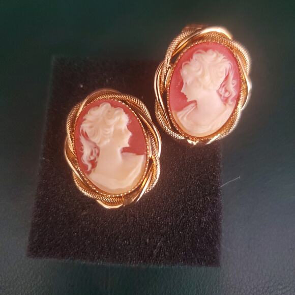 Vintage Cameo Earrings Gold‎ Tone Rope Design Setting with Clip-On Closure - Picture 3 of 8